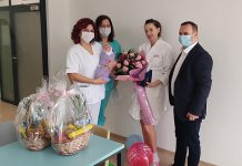 Ćosić darivao djevojčicu Dašu, prvu bebu rođenu u ovoj godini