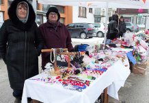 Otvoren Osmomartovski bazar uprkos lošem vremenu