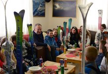 Podijeljeno 25 pari skija