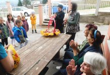 „Bubamarini“ predškolci poklonili korpu ofarbanih jaja najstarijim sugrađanima