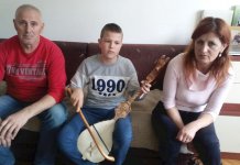 Najmlađi fočanski guslar priprema pjesmu o ujaku, junaku sa Treskavice