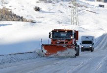 Обустава саобраћаја због обилних сњежних падавина
