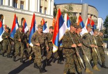 Defileom ešalona ratnih zastava počelo obilježavanje Dana VRS