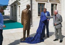 Otkriven spomenik Meši Selimoviću