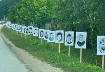 Fotografijе ubijеnih Srba postavljеnе porеd puta koji vodi do Potočara