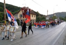 Veliki broj vjernika na molitvi i paljenju lila