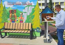 Postavljena biblioteka u parku