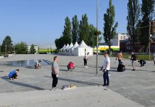 Ćosić i saradnici čiste trg od žvakaćih guma