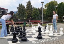 Na Trgu 9. januar postavljen šah na otvorenom