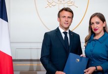 Prepreke u nizu ambasadorki u Parizu