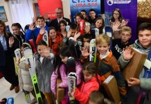 Podijeljeno 100 pari skija mladima