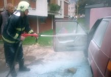 Zapalio se automobil na parkingu