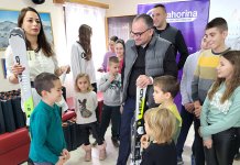 Mališanima podijeljeno 27 pari skija