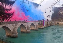 „Delije“ bakljadom čestitale Srpskoj rođendan