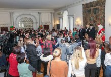 Na božićnom prijemu više od 1.000 djece iz Srbije i Srpske