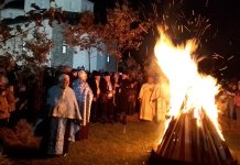 U svim hramovima služeno večernje i nalagani badnjaci