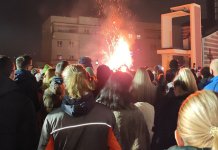 Veliki broj vjernika na paljenju badnjaka u Istočnoj Ilidži