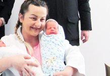 Ćosić i Jugović darivali prve bebe rođene u ovoj godini