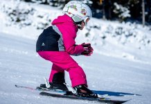 Skije i kacige za djecu uoči proslave Svjetskog dana snijega