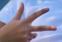 Pozdrav sa tri prsta simbolizuje Sveto trojstvo i molitvu Bogu