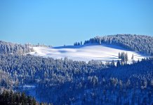 Наредних дана ведро, у новогодишњој ноћи хладно уз слаб мраз