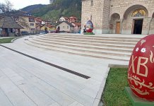 Velika vaskršnja jaja ukrasila plato ispred Hrama Svetog Save