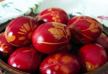 Vaskršnje crveno jaje radost i za one koji ga daju i za one koji ga primaju