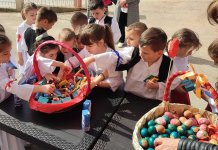 Mališani iz vrtića uručili vaskršnja jaja štićenicima doma za starije