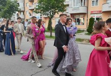 Maturanti tradicionalnim defileom obilježili kraj školovanja