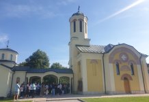 Свечана литија од храма до спомен-обиљежја