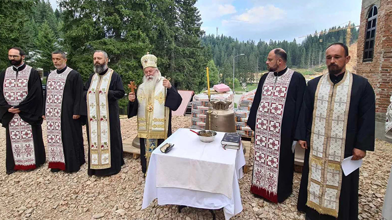 Освештани крстови и звона новог храма - Palelive.com