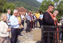 Служен парастос и положени вијенци код спомен-костурнице