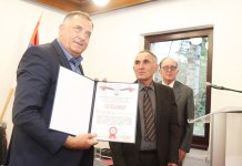 Додику уручена захвалница за храбру борбу у очувању Српске