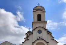 Испред Саборног храма пуштени балони у бојама заставе