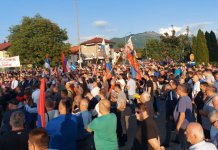 Почео скуп у знак подршке институцијама Српске