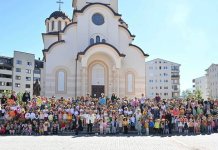 Више од 300 малишана са шеширима и слоганима указало на дјечија права и обавезе