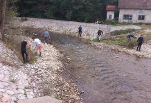 Средњошколци уређују обалу Студеног Јадра