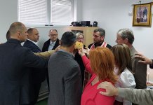 Медицинари да посао одрже достојанственим