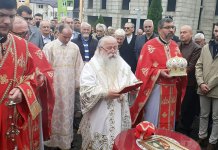 У току освештање спомен-цркве на Вељинама