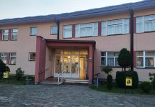 Средњошколци организовали акцију „Једно дијете, један слаткиш“