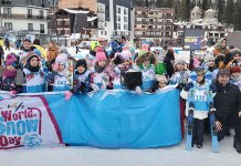 Дјеци подијељено 100 пари скија и 100 кацига