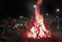 Испред Цркве Светог Василија на Добрињи освештан и наложен бадњак