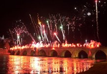 „Делије“ бакљадом честитале рођендан Српској