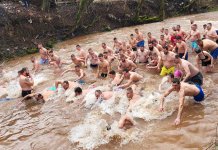 Миладин Вуковић први допливао до Часног крста