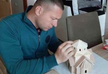 Израдио макете 11 фочанских храмова – патријархов осмијех најљепша награда