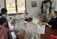 Ћосић са члановима Удружења „Мали истраживачи“