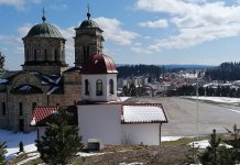 Данас налагање бадњака, а на Божић ломљење чеснице са три сребрњака