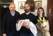 Ђуревић даривао прворођену бебу и најавио наставак бриге о наталитету