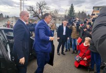 Додик стигао на рочиште, дочекан громогласним аплаузом присутних грађана