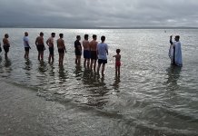 Срби у Oкланду први на свијету пливали за Часни крст